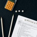 Formularz podatkowy, ołówki i kalkulator na czarnym tle