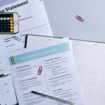 Lista kontrolna rozliczeń podatkowych z kalkulatorem i dokumentami na biurku