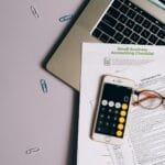 Biurko z formularzem VAT, telefonem i okularami małego przedsiębiorcy