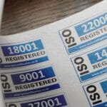 Naklejki certyfikacji ISO z numerami rejestracyjnymi na dokumentach