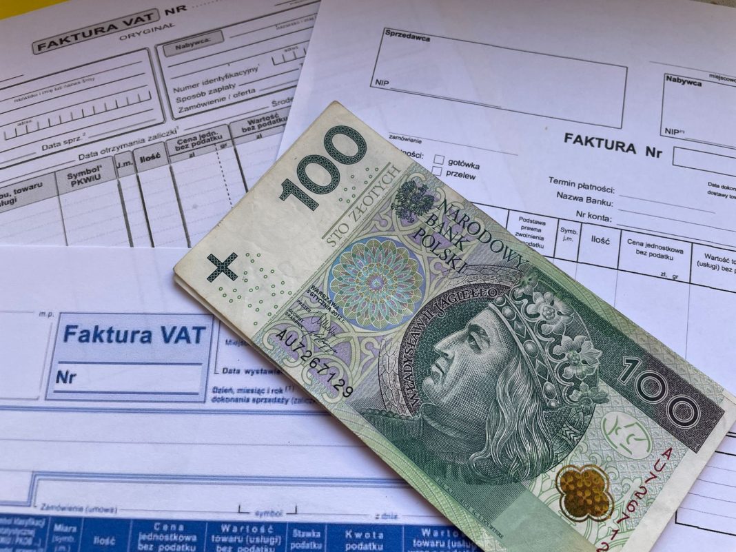 Banknot 100 zł na fakturach VAT firmy