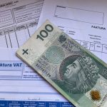 Banknot 100 zł na fakturach VAT firmy