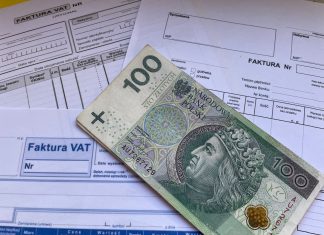Banknot 100 zł na fakturach VAT firmy