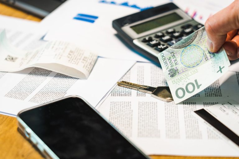 Faktura bez VAT a ryczałt: jak poprawnie wystawiać dokumenty sprzedaży