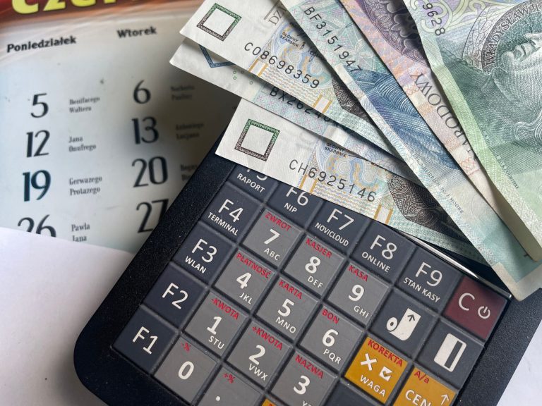 Faktura bez VAT a ryczałt: jak poprawnie wystawiać dokumenty sprzedaży
