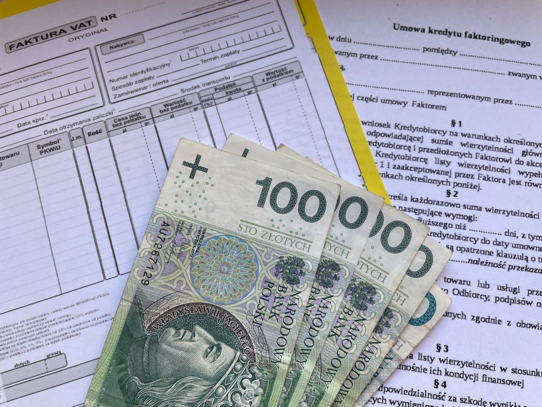 Faktura bez VAT a ryczałt: jak poprawnie wystawiać dokumenty sprzedaży